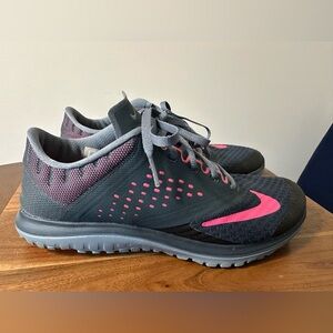 Nike fs lite run 2 Women's grey and Pink Athletic Shoes